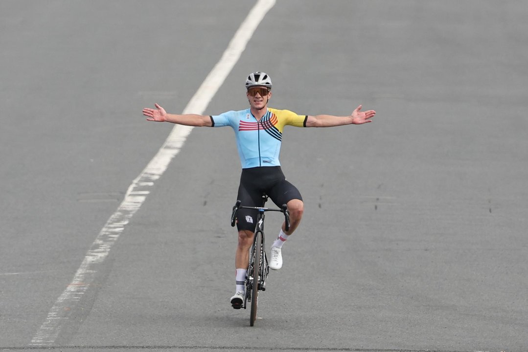 l belga Remco Evenepoel se proclamó campeón olímpico de ciclismo en ruta por las calles de París. EFE/EPA/CHRISTOPHE PETIT TESSON