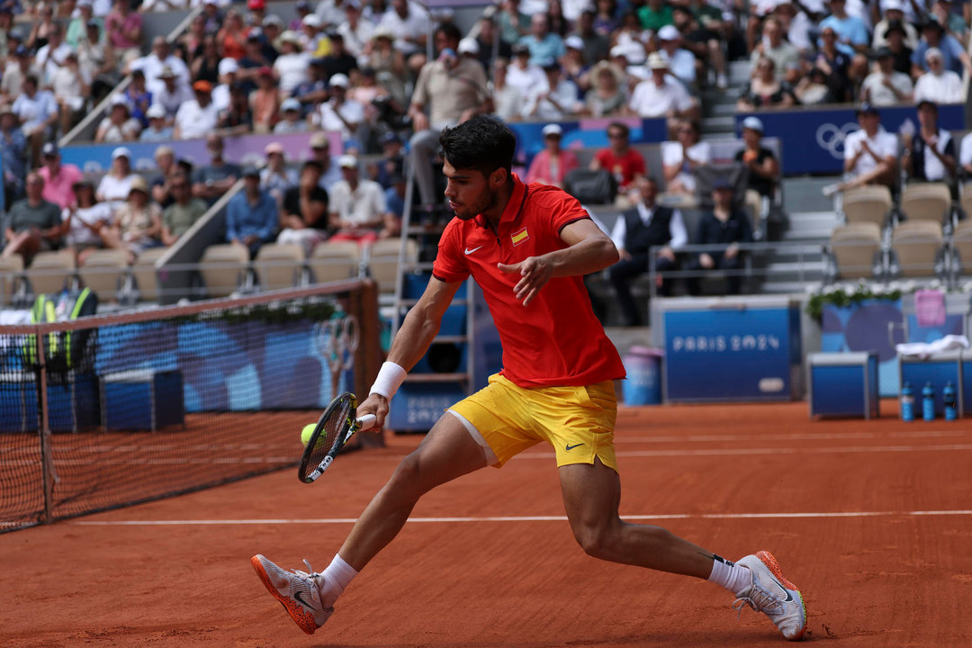 El tenista español Carlos Alcaraz devuelve la bola al canadiense Felix Auger-Aliassime en el complejo Roland Garros de París. EFE/ Juanjo Martín