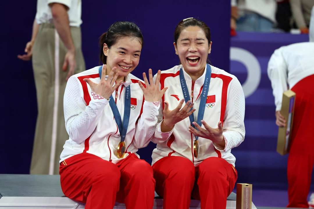 Las chinas Chen Qingchen y Jia Yifan celebran la victoria en el doble bádminton en la La Chapelle Arena en Paris, Francia. EFE/EPA/DIVYAKANT SOLANKI