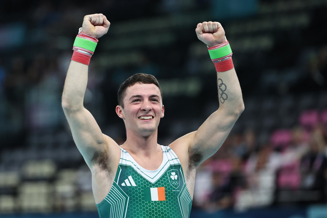 El holandés Rhys Mc Clenaghan celebra la medalla de oro tras la final masculina de caballo con arcos durante los Juegos Olímpicos de París 2024 , en el Bercy Arena de la capital francesa. EFE/ Sashenka Gutierrez