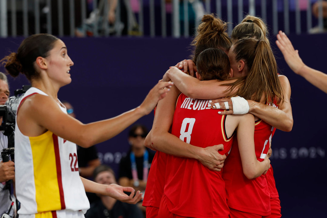 Las jugadoras de Alemania celebran la victoria por 15-18 ante España, tras el partido de baloncesto femenino 3x3 celebrado entre España y Alemania en los Juegos Olímpicos París 2024 en el estadio de La Concorde de la capital gala.EFE/ Julio Muñoz