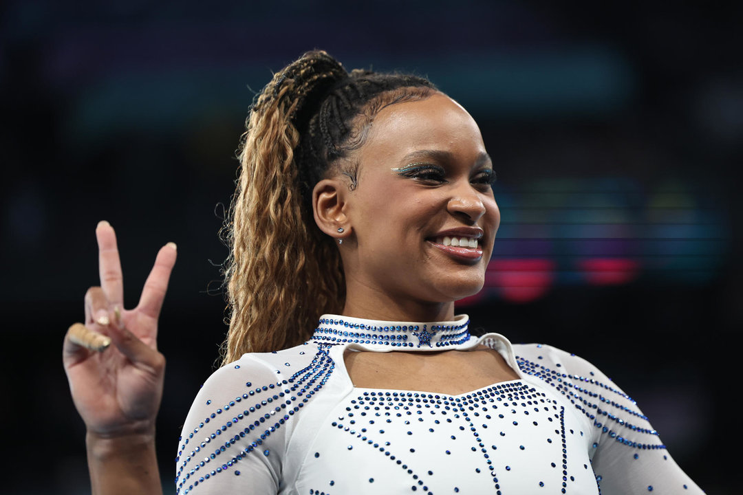 La brasileña Rebeca Andrade celebra la medalla de plata conseguida en la final femenina de salto de potro durante los Juegos Olímpicos de París 2024 , en el Bercy Arena de la capital francesa. EFE/ Sashenka Gutierrez