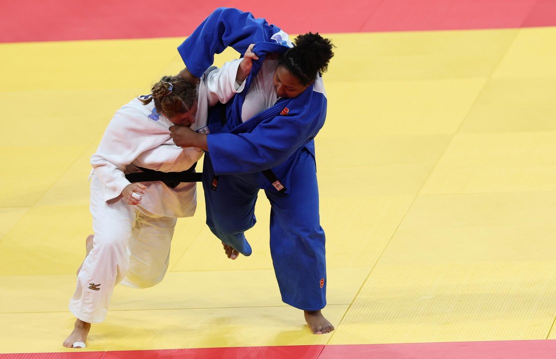 La alemana Renee Lucht (blanco) en acción ante la brasileña Beatriz Souza (azul) en París. EFE/EPA/DANIEL IRUNGU