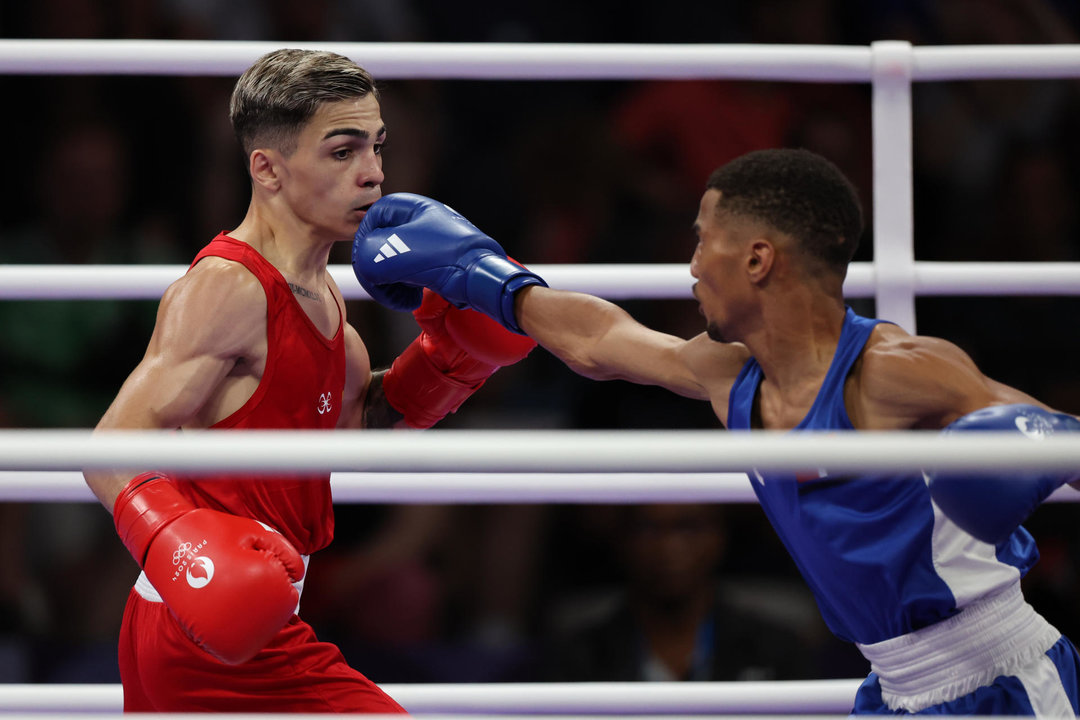 El seleccionador español de boxeo, Rafael Lozano (rojo) en su combate ante el dominicano Yunior Alcantara Reyes. EFE/ MIGUEL GUTIERREZ