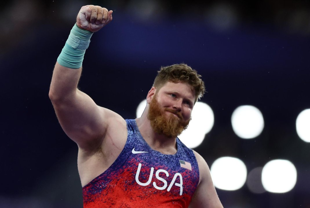 El estadounidense Ryan Crouser hizo historia en el estadio de Saint Denis, París, Francia. EFE/EPA/ANNA SZILAGYI