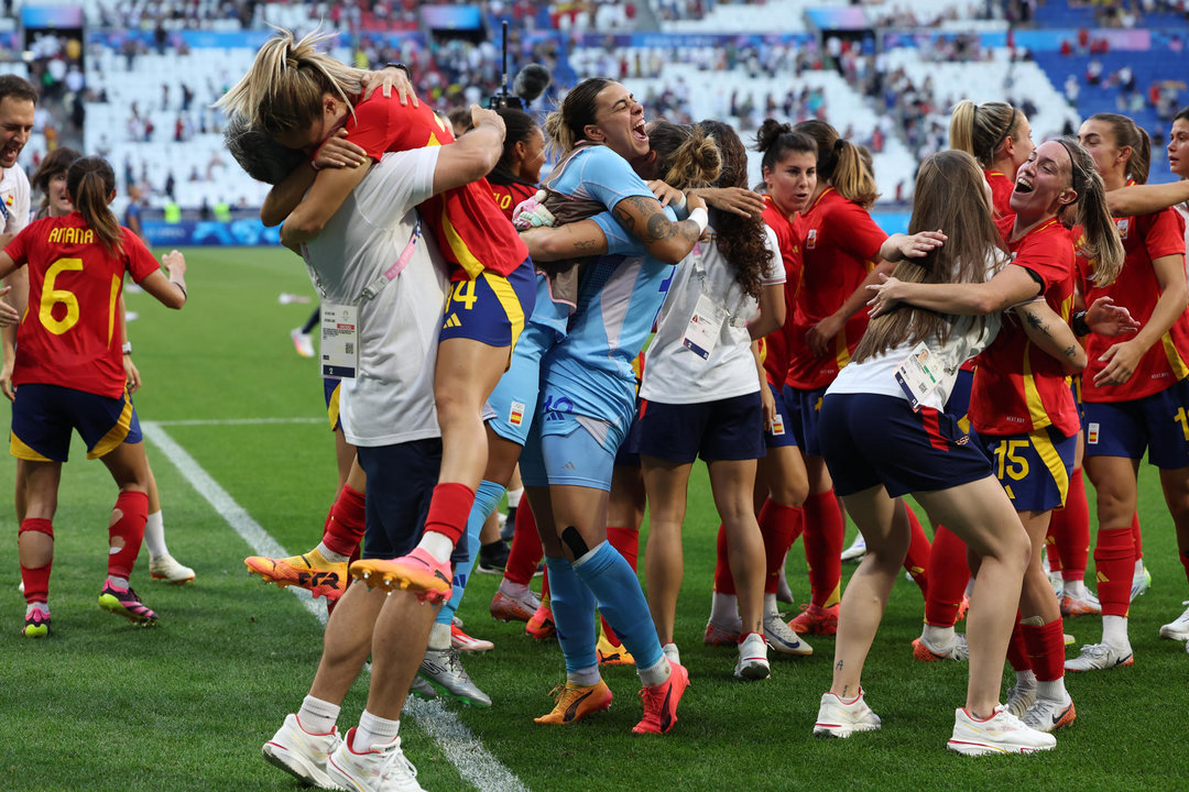 Las jugadoras de España celebran su victoria ante Colombia, y su paso a seminifales, tras el partido de cuartos de final de fútbol femenino de los Juegos Olímpicos de París 2024, disputado en el Estadio de Lyon (Francia). EFE/ Kiko Huesca