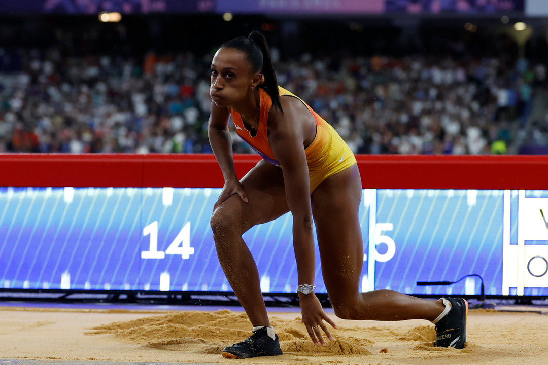 La atleta española Ana Peleteiro compite en la final de triple salto femenino durante los Juegos Olímpicos de París 2024, este sábado en el estadio de Francia de París. EFE/ Juanjo Martin