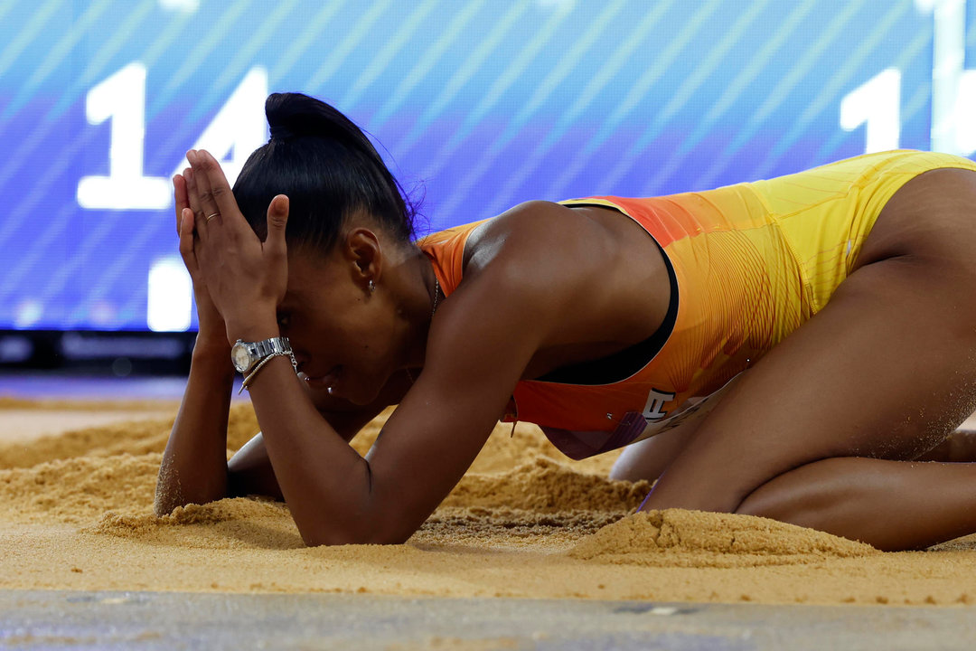 La atleta española Ana Peleteiro compite en la final de triple salto femenino durante los Juegos Olímpicos de París 2024, este sábado en el estadio de Francia de París. EFE/ Juanjo Martin