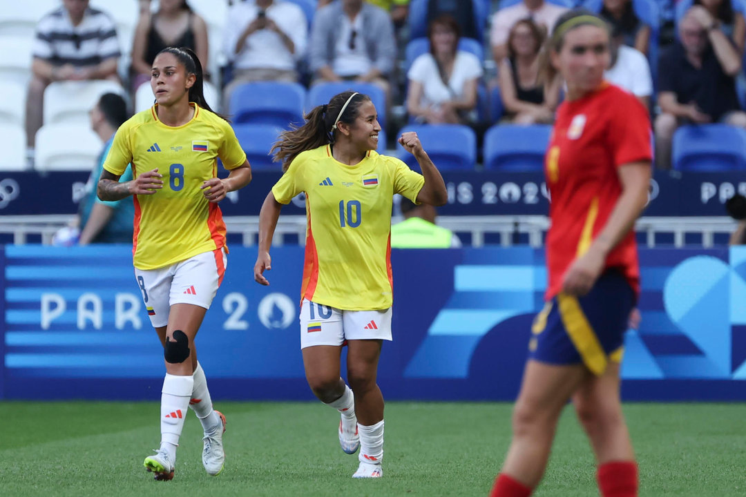 La jugadora colombiana Leicy Santos (c) celebra tras anotar el segundo gol ante España durante el partido de cuartos de final de fútbol femenino de los Juegos Olímpicos de París 2024, disputado en el Estadio de Lyon (Francia). EFE/ Kiko Huesca