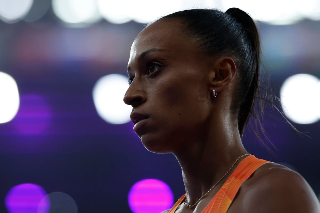 La atleta española Ana Peleteiro compite en la final de triple salto femenino durante los Juegos Olímpicos de París 2024, este sábado en el estadio de Francia de París. EFE/ Juanjo Martin