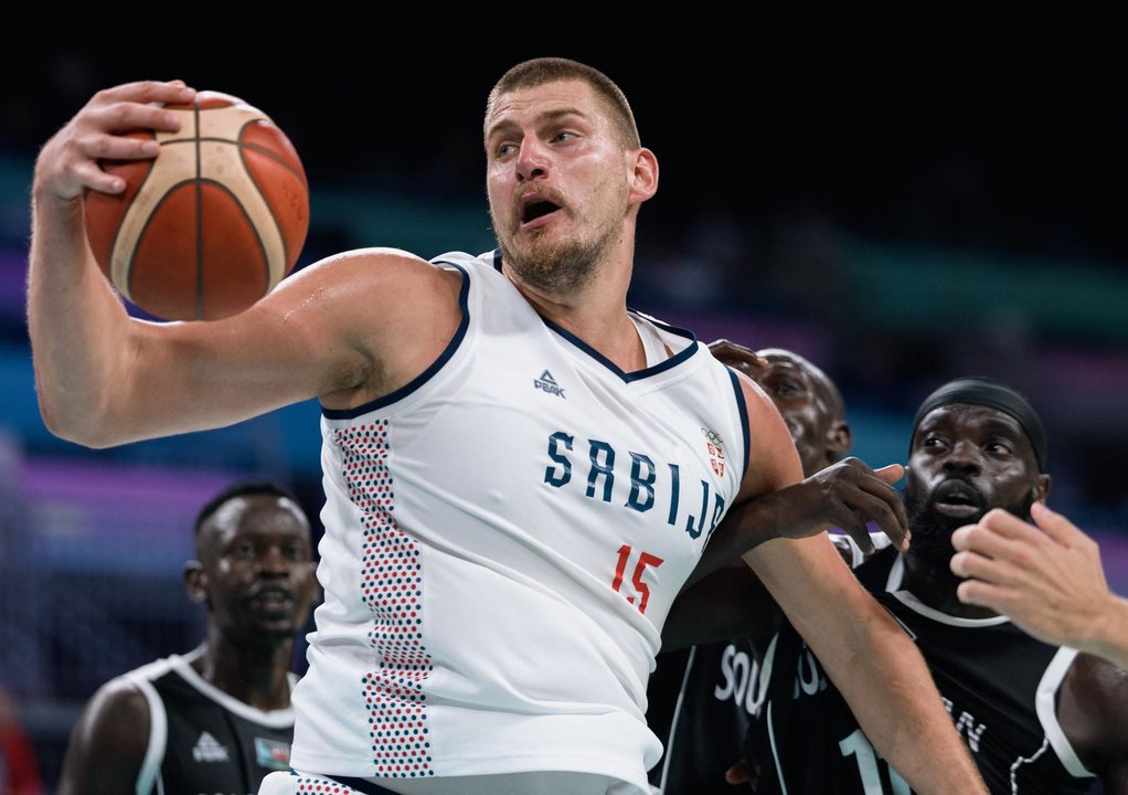 El serbio Nikola Jokic en el partido ante Sudán del Sur jugado en el Pierre Mauroy Stadium en Villeneuve-d'Ascq, Francia. EFE/EPA/ALEX PLAVEVSKI