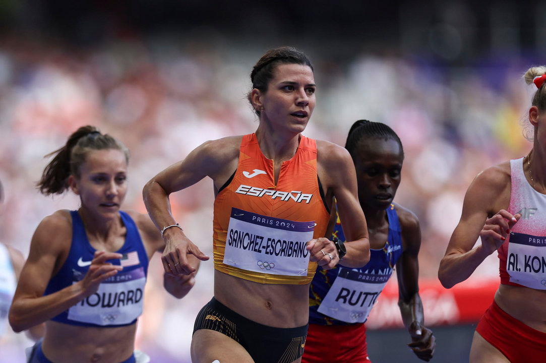 La atleta española Irene Sánchez-Escribano (2i) durante la tercera serie de los 3000m obstáculos femeninos de los Juegos Olímpicos de París 2024, en la que logró la clasificación a la final. EFE/ Sashenka Gutiérrez