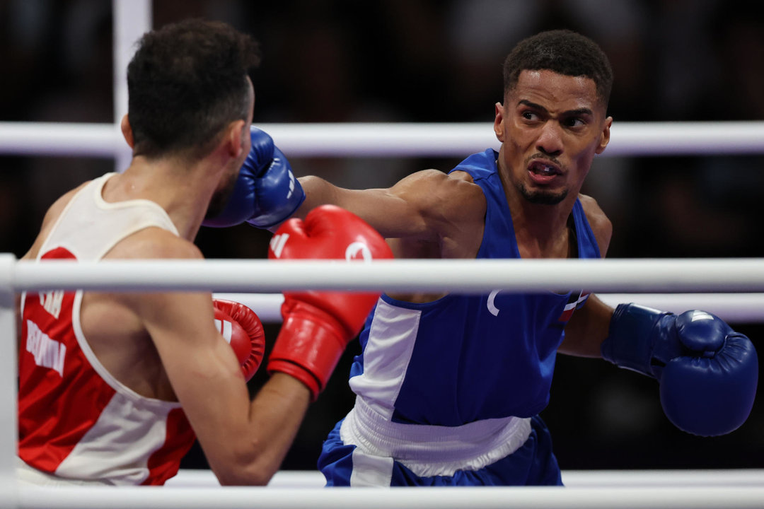 El boxeador dominicano Yunior Alcántara Reyes (d) durante su combate contra el francés Billal Bennama, de semifinales de 51kg de los Juegos Olímpicos de París 2024. EFE/ Miguel Gutiérrez