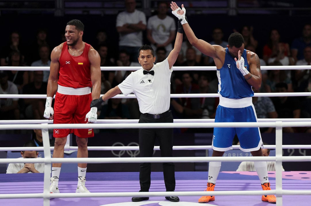 El boxeador azerbaiyano Loren Berto Alfonso Domínguez (azul) se impone al español Enmanuel Reyes Pla (rojo) en su combate de semifinales de 92kg masculino de los Juegos Olímpicos de París 2024 este domingo en la capital gala. EFE/ Miguel Gutiérrez