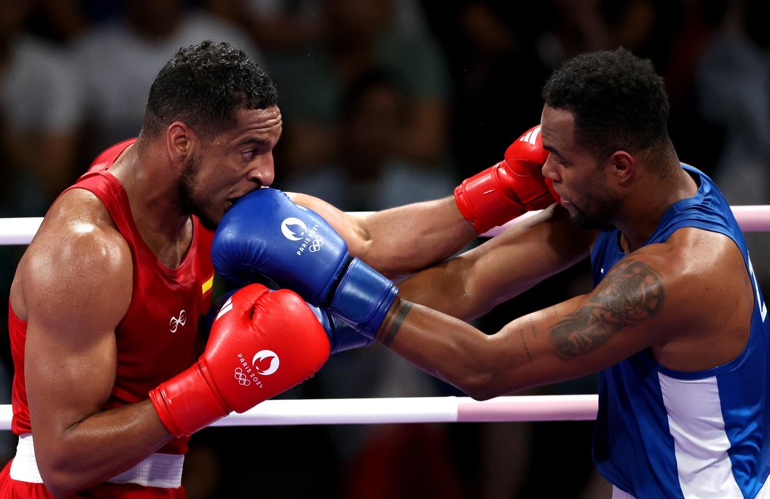 Enmanuel Reyes Pla, de España (rojo), durante su combate ante Loren Berto Alfonso, de Azerbaiyán (azul), en la semifinal masculina de 92 kg de las competiciones de Boxeo en los Juegos Olímpicos de París 2024. EFE/EPA/ALI HAIDER