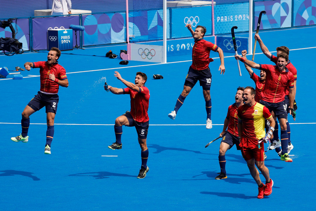 Jugadores de la selección española celebran su victoria tras el partido de cuartos de final entre Bélgica y España celebrado en el marco de los Juegos Olímpicos de París 2024 en Colombes, Francia, este domingo. EFE/Lavandeira Jr