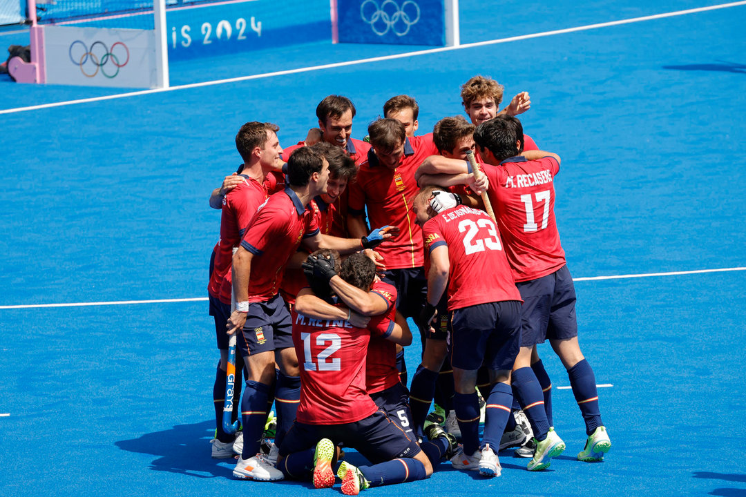 Jugadores de la selección española celebran su victoria tras el partido de cuartos de final entre Bélgica y España. EFE/Lavandeira Jr