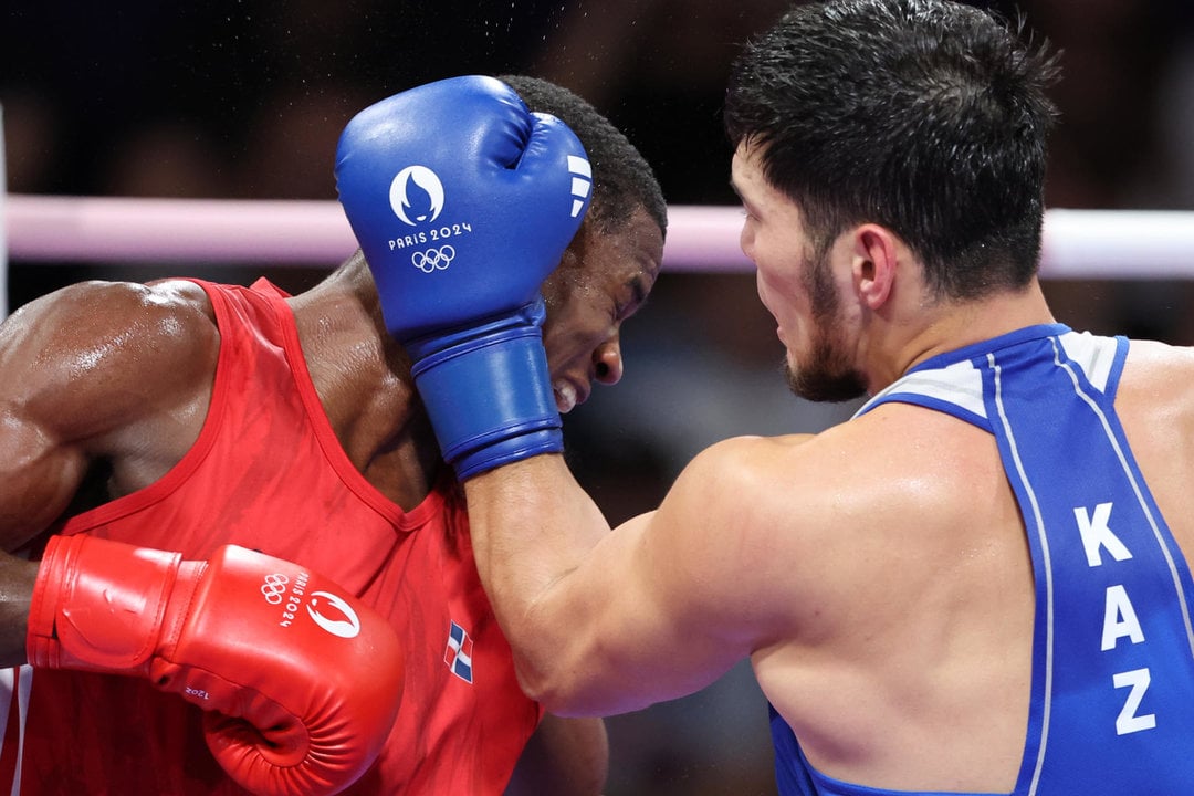 El boxeador kazajo Nurbek Oralbay (azul) se enfrenta al dominicano Javier Cristian Pinales (rojo). EFE/ Miguel Gutiérrez