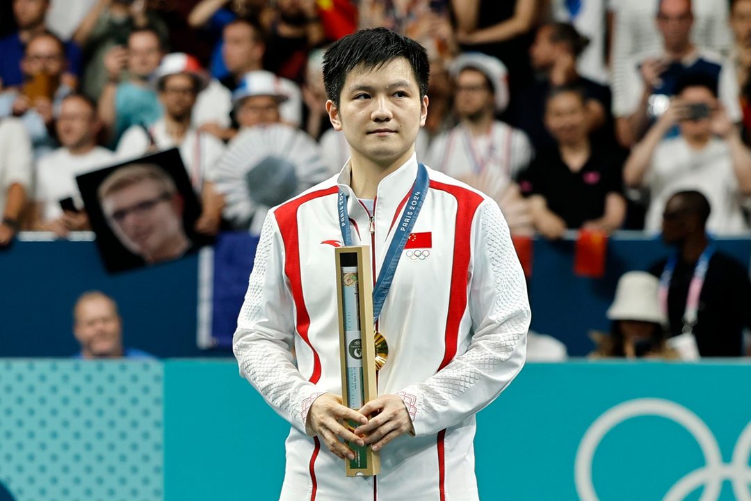 El chino Fan Zhendong con el oro al cuello tras ganar la final de Tenis de Mesa. EFE/EPA/TOLGA AKMEN