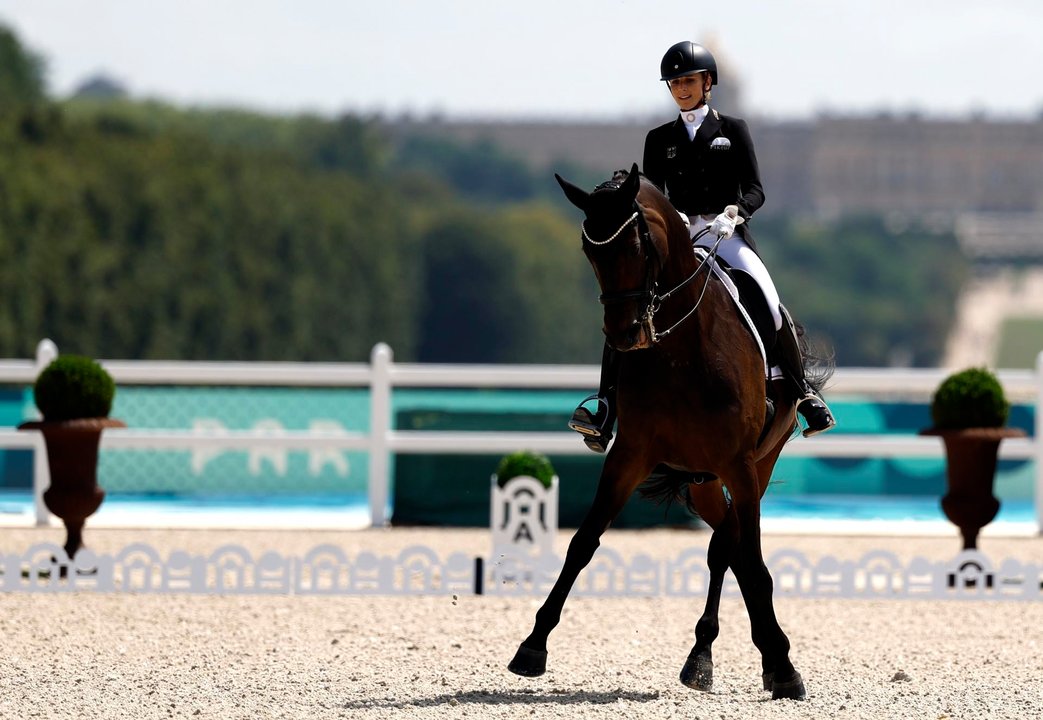 La alemana Jessica von Bredow-Werndl en el Castillo de Versalles, Francia. EFE/EPA/CAROLINE BREHMAN