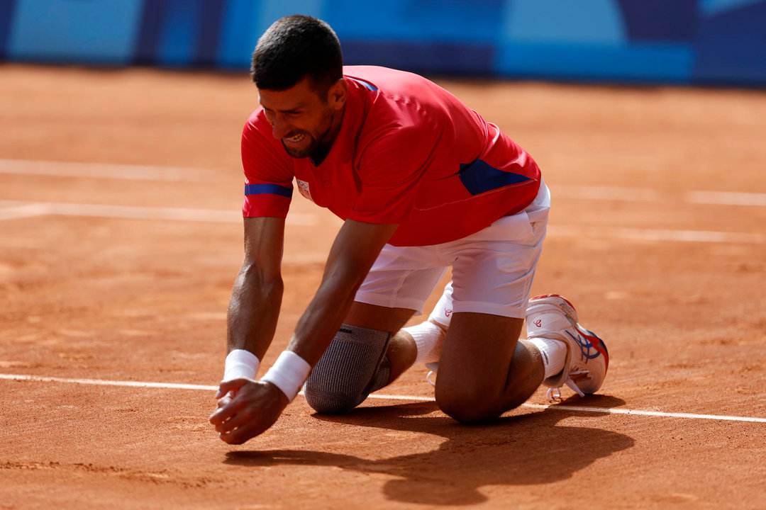 El tenista serbio Novak Djokovic celebra al conseguir la medalla de oro al vencer al español Carlos Alcaraz en la final individual masculina de tenis de los Juegos Olímpicos de París 2024 este domingo, en la capital gala. EFE/Juanjo Martín