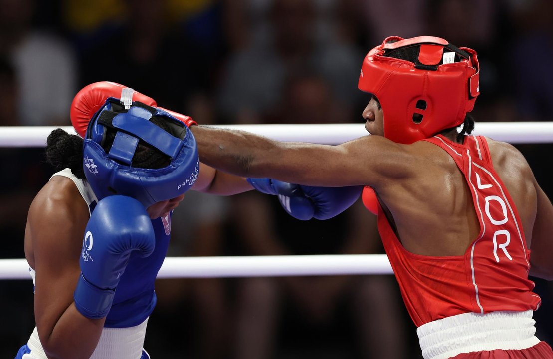 La boxeadora Cindy Ngamba, dio la primera medalla al equipo olímpico de refugiados, en su combate ante la francesa Davina Michel en Villepinte, Francia. EFE/EPA/ALI HAIDER