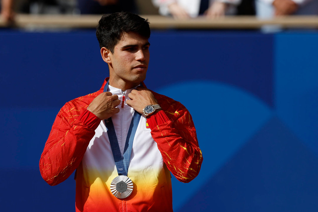 El tenista español Carlos Alcaraz posa con la medalla de plata tras la final individual masculina de tenis de los Juegos Olímpicos de París 2024 este domingo, en la capital gala. EFE/Juanjo Martín