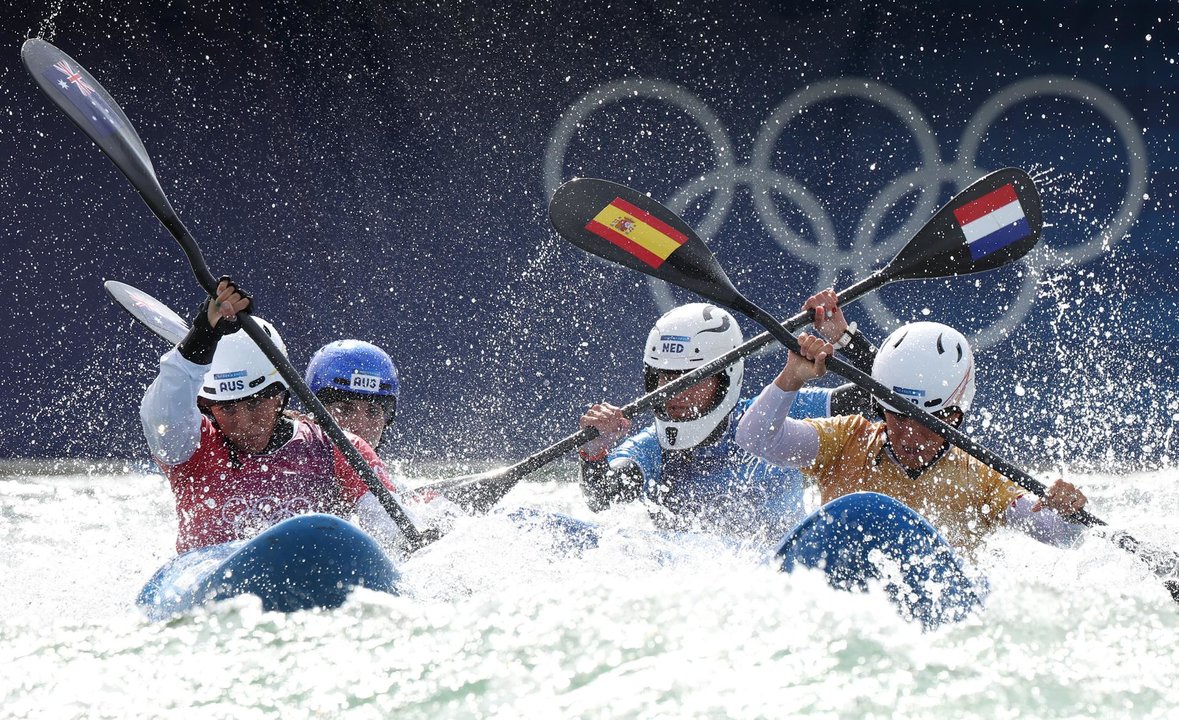 (I) Noemi Fox of Australia, Jessica Fox of Australia, Martina Wegman de Paises Bajos y Maialen Chourraut, de España, en la competición femenina de Kayak Cross. EFE/EPA/MAXIM SHIPENKOV