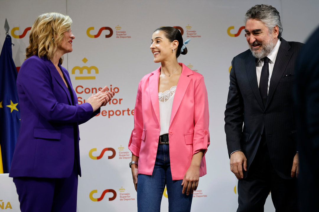 La jugadora de bádminton Carolina Marín (c), junto a la ministra de Educación, Formación Profesional y Deportes y portavoz del Gobierno, Pilar Alegría (i) y el presidente del CSD, José Manuel Rodríguez Uribes, en foto de archivo de Sergio Perez. EFE