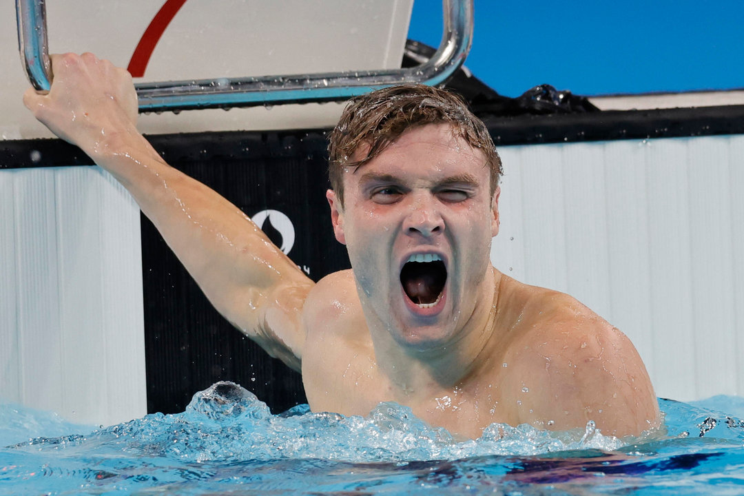 El nadador estadounidense Bobby Finke celebra la victoria y el conseguir un nuevo récord mundial en la final de 1500m Estilo libre masculino de los Juegos Olímpicos de París 2024 este domingo, en Nanterre. EFE/Lavandeira Jr.