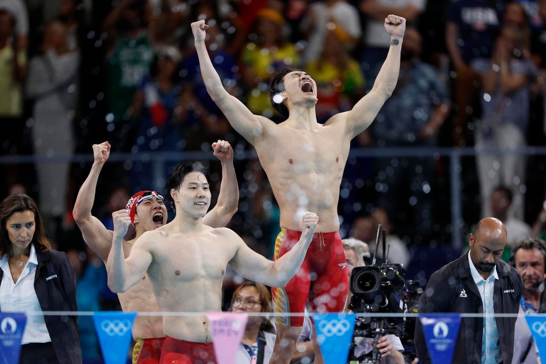 Los chinos (I-D) Sun Jiajiun, Qin Haiyang, y Zhang Yufei celebran la vicroria en los 4x100m estilos en La Defense Arena en Paris, France. EFE/EPA/MAST IRHAM