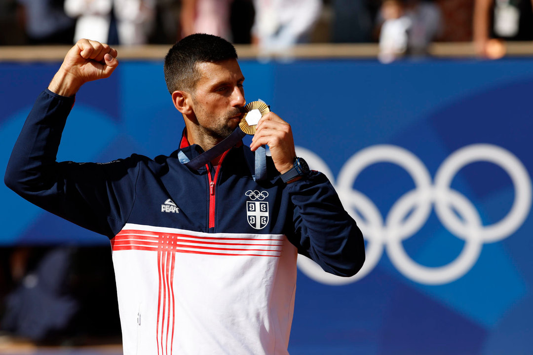 El tenista serbio Novak Djokovic posa con la medalla de oro en el podio tras la final individual masculina de tenis de los Juegos Olímpicos de París 2024 este domingo, en la capital gala. EFE/Juanjo Martín