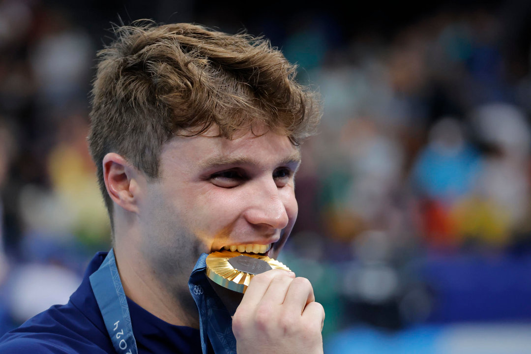 El nadador estadounidense Bobby Finke posa con la medalla de oro en la final de 1500m Estilo libre masculino de los Juegos Olímpicos de París 2024 este domingo, en Nanterre. EFE/Lavandeira Jr.