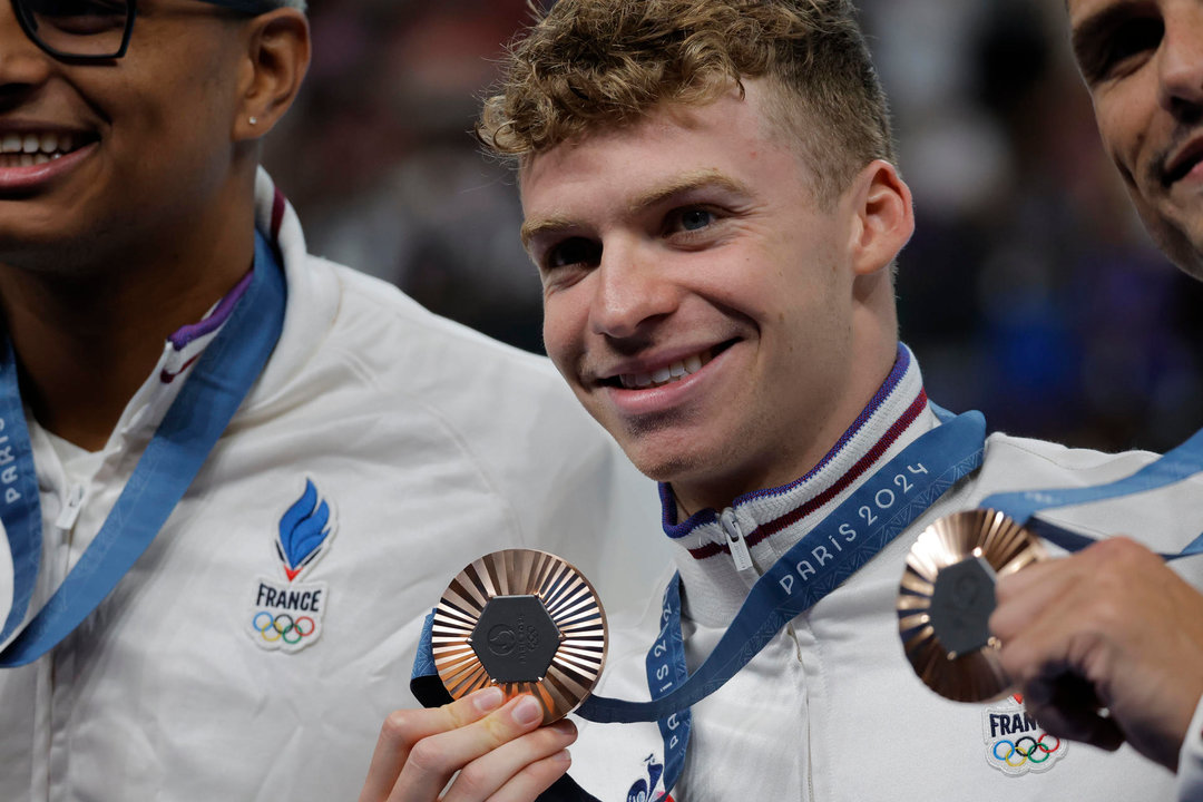 El nadador francés Léon Marchand con su medalla de bronce. EFE/Lavandeira Jr.