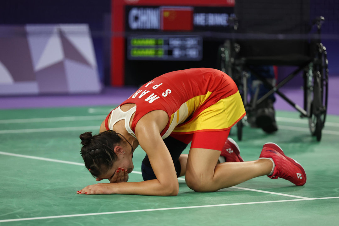 La jugadora española Carolina Marín llora tras retirarse, debido a una lesión, de su partido de semifinales de bádminton femenino individual de los Juegos Olímpicos de París contra la china Bing Jiao He en el pabellón a Chapelle Arena este domingo en la capital francesa. EFE/ Miguel Gutiérrez