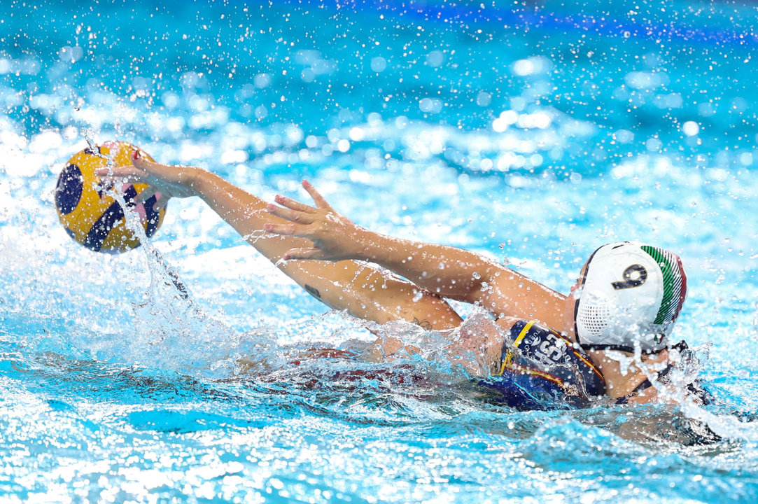 La boya italiana Valeria Palmieri (d) ante el equipo español durante el partido de waterpolo de la ronda preliminar, grupo B, entre Italia y España, de los Juegos Olímpicos París 2024, este domingo en Saint Denis, Francia.  EFE/ Kiko Huesca