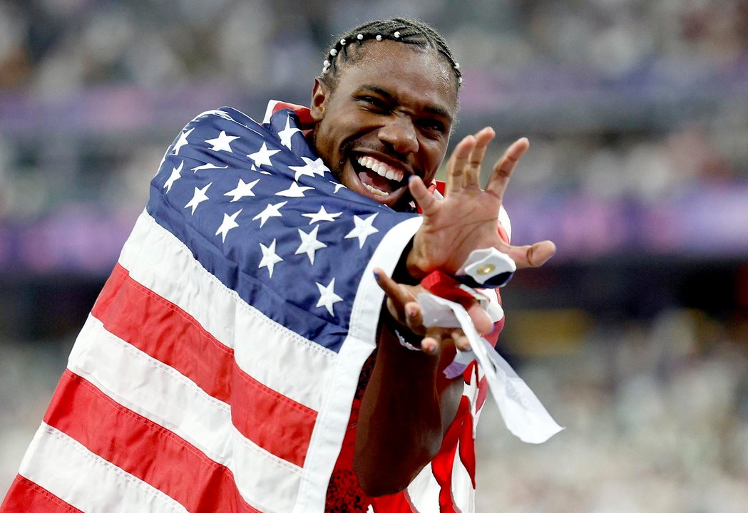 El estadounidense Noah Lyles celebra su medalla de oro en París. EFE/EPA/FRANCK ROBICHON