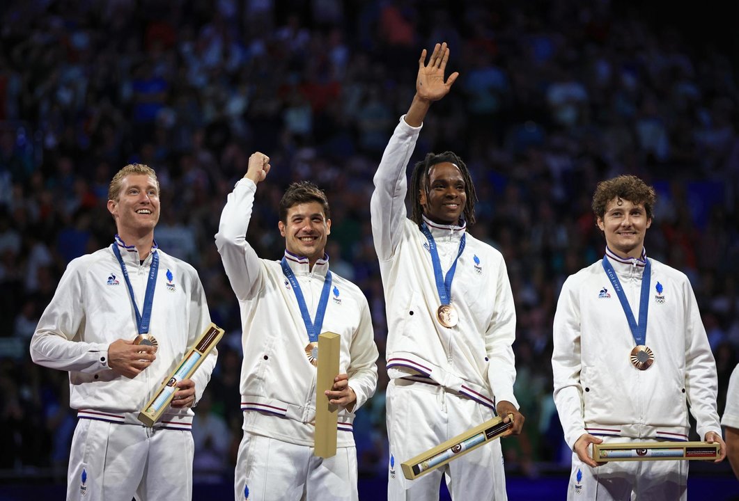 Los franceses con el bronce Enzo Lefort, Maxime Pauty, Julien Mertine, Maximilien Chastanet. EFE/EPA/MARTIN DIVISEK