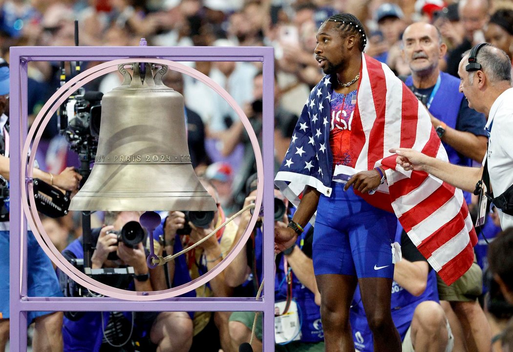 Los atletas Noah Lyles (I), hace sonar la campana tras ganar la prueba de los 100 metros que se ha disputado en el Stade de France, en parñis, Francia. EFE/EPA/FRANCK ROBICHON