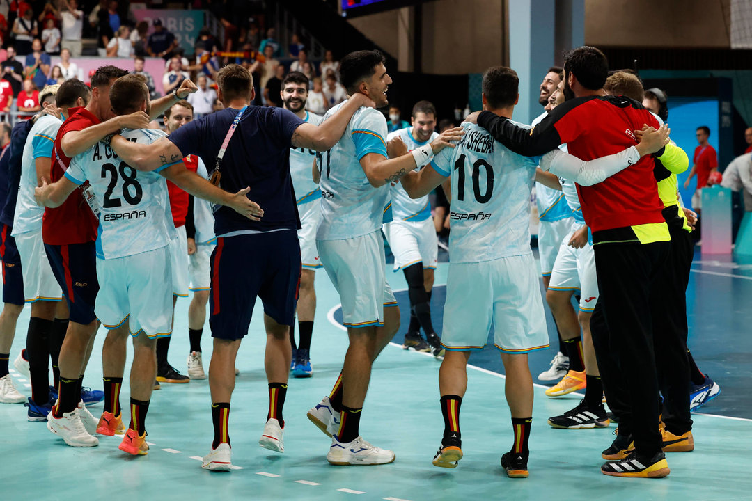 Los jugadores españoles celebran la victoria ante Croacia durante el partido de ronda preliminar de balonmano masculino, entre España y Croacia, en los Juegos Olímpicos París 2024 que se celebra, este domingo, en la capital francesa. EFE/ Miguel Toña