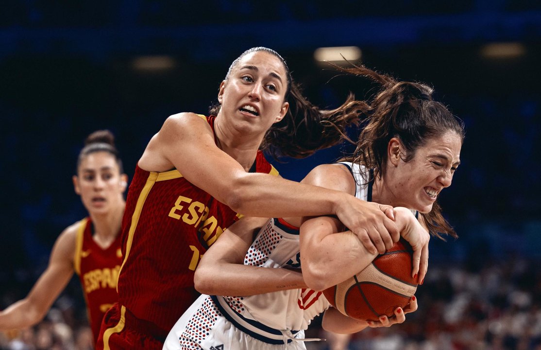 La española Leonor Rodriguez y la serbia Aleksandra Katanic en el Pierre Mauroy Stadium en Villeneuve-d'Ascq, Francia. EFE/EPA/ALEX PLAVEVSKI