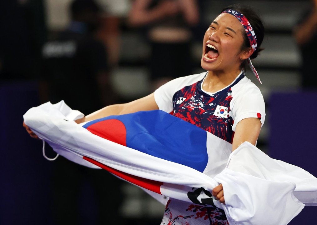 An Se Young, de Corea del Sur, celebra su victoria contra He Bing Jiao, de China, en la final del torneo olímpico de bádminton. EFE/EPA/DIVYAKANT SOLANKI