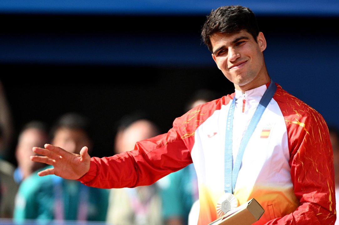 Carlos Alcaraz, tras recibir la medalla de plata, después de perder la final del torneo olímpico de tenis ante el Novak Djokovic. EFE/EPA/CAROLINE BLUMBERG