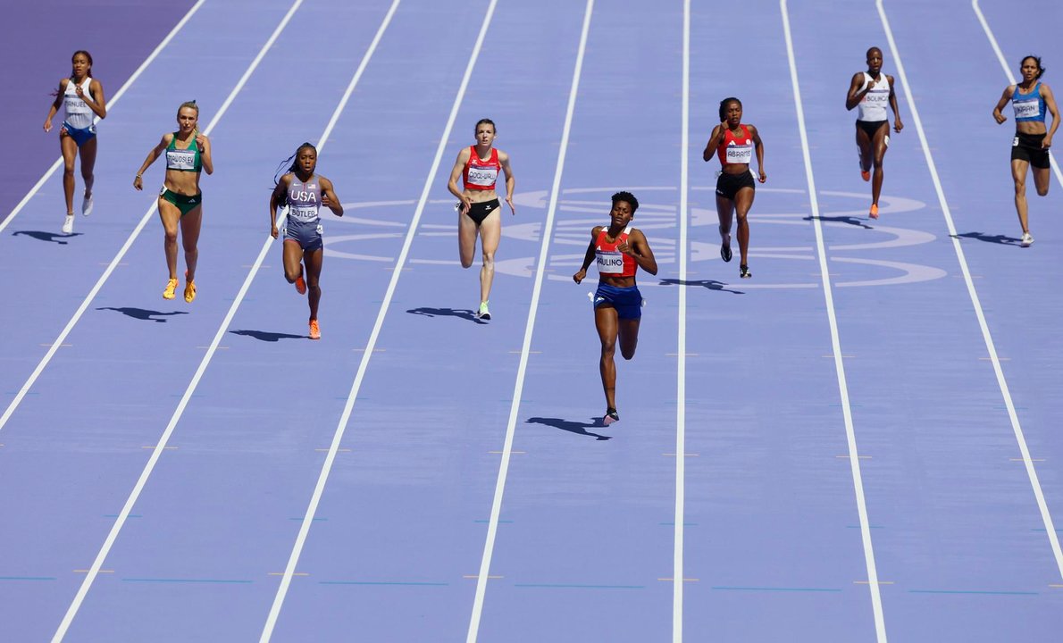 La dominicana Marileidy Paulino (C), actual subcampeona olímpica, durante su participación en la clasificación de los 400 metros de los Juegos Olímpicos de París 2024. EFE/EPA/FRANCK ROBICHON