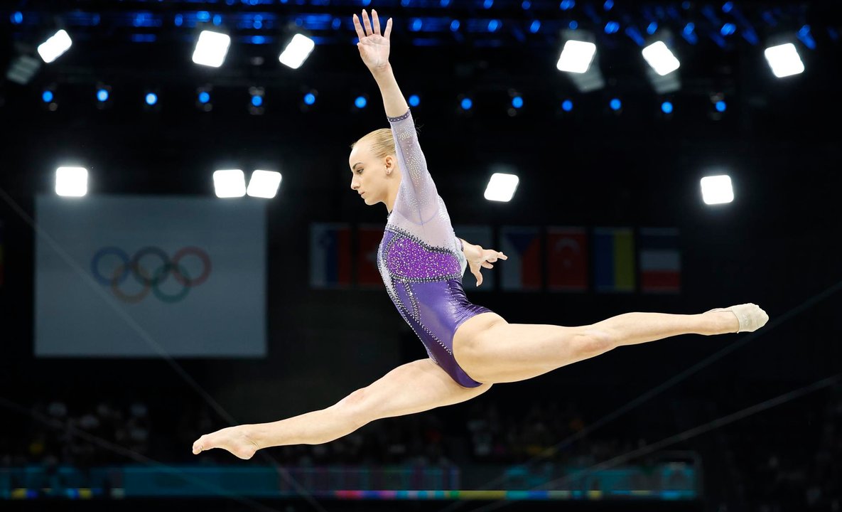 La italiana Alice D'Amato, en un momento de su ejercicio en la final de barra de los Juegos Olímpicos de París 2024. EFE/EPA/CAROLINE BREHMAN