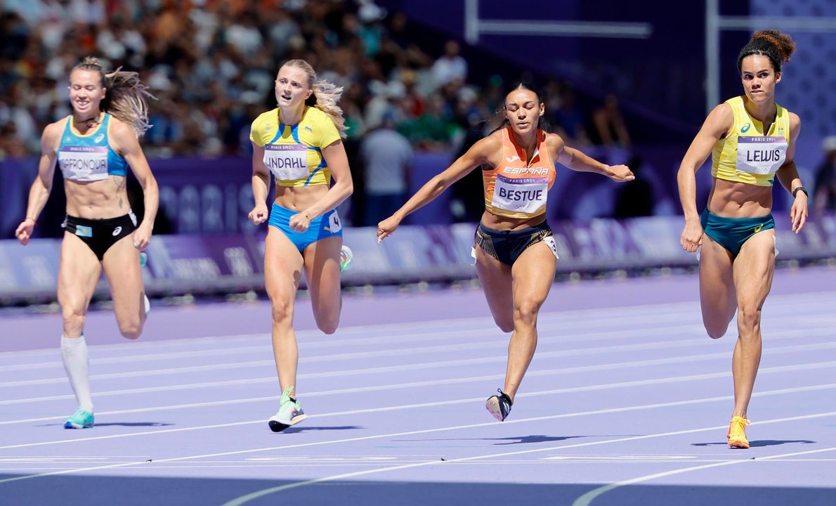 Jael Bestue cruza en segunda posición la línea de meta de la repesca de 200m en los Juegos Olímpicos de París 2024, en el estadio Stade de France de Saint Denis. EFE/EPA/RONALD WITTEK