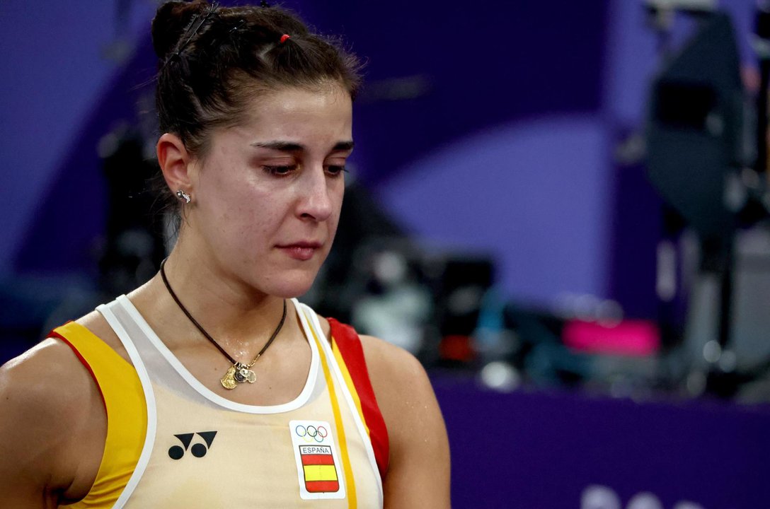 Carolina Marín, tras retirarse lesionada de la semifinal de los Juegos Olímpicos de París 2024 que disputaba contra la china He Bing Jiao. EFE/EPA/DIVYAKANT SOLANKI