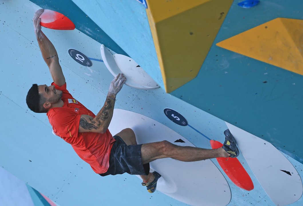 El escalador español Alberto Ginés, durante la semifinal de la modalidad de búlder (bloque) en el rocódromo de Le Bourget en los Juegos Olímpicos de París 2024 este lunes. EFE/ Martin Divisek