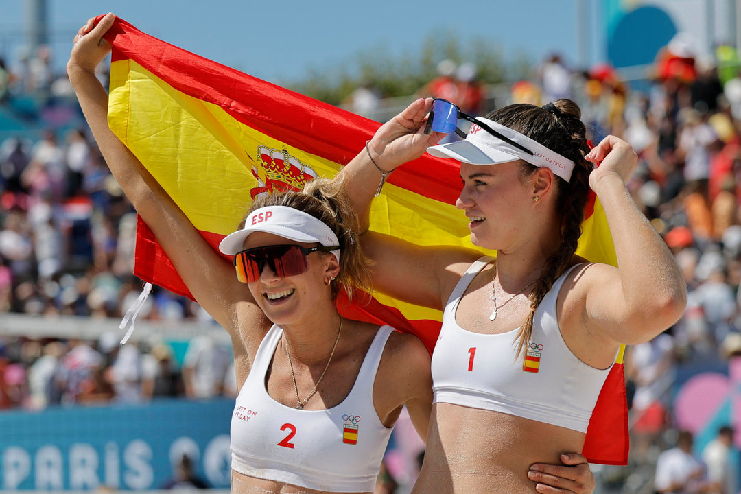 Las españolas Daniela Álvarez (D) y Tania Moreno (I) celebran después de derrotar a Katja Stam y Raisa Schoon, de Holanda, en la ronda de octavos de final de voley playa de los Juegos Olímpicos de París 2024. EFE/Lavandeira Jr.