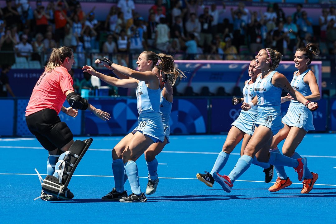 Las jugadoras argentinas corren a abrazar a la guardameta Cristina Cosentino, que detuvo dos shoot-out en la tanda que dio a Las Leonas la clasificación a los cuartos de final del hockey femenino de los Juegos de París 2024, frente a Alemania. EFE/EPA/CHRISTOPHE PETIT TESSON